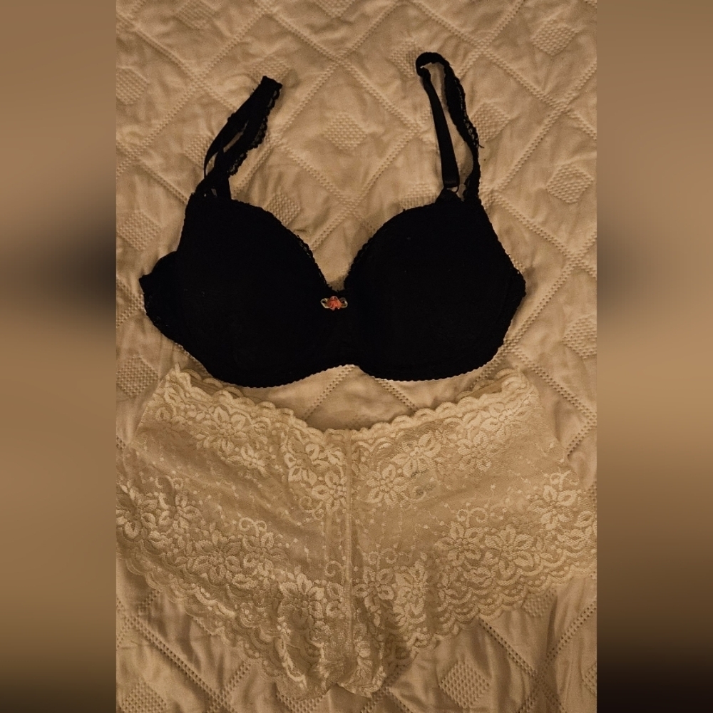 🌟Black Lacy  Bra And White Lacy Boy Shorts Size 38C ,size 6🌟